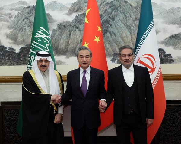 Musaad bin Mohammed Al Aiban, ministre d'Etat conseiller à la sécurité nationale de l'Arabie saoudite; Wang Yi, membre du Bureau politique du Comité central du PCC;  Ali Shamkhani, secrétaire du Conseil suprême de sécurité nationale de l'Iran 