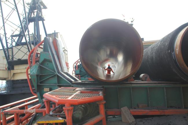 Un ouvrier apparait dans un segment du gazoduc Nord Stream - Shutterstock/John Kjorstad