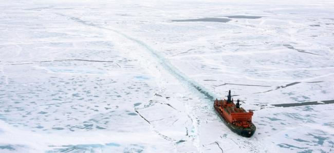 Brise-glace dans l'Arctique