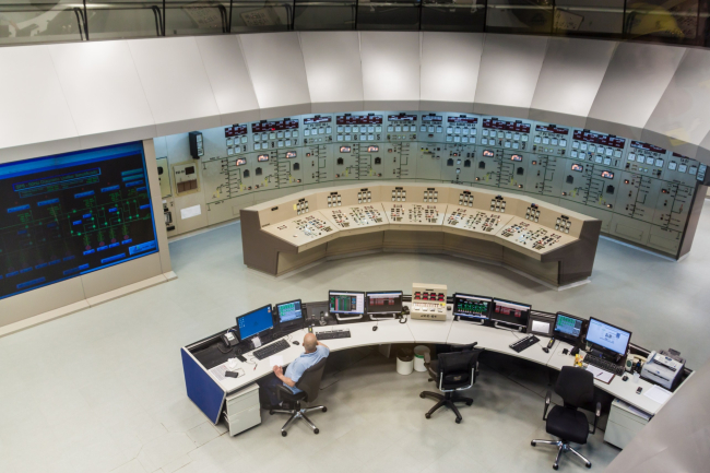 Salle de contrôle du barrage hydroélectrique Itaipu sur la rivière Parana, à la frontière du Brésil et du Paraguay. Shutterstock/Matyas Rehak