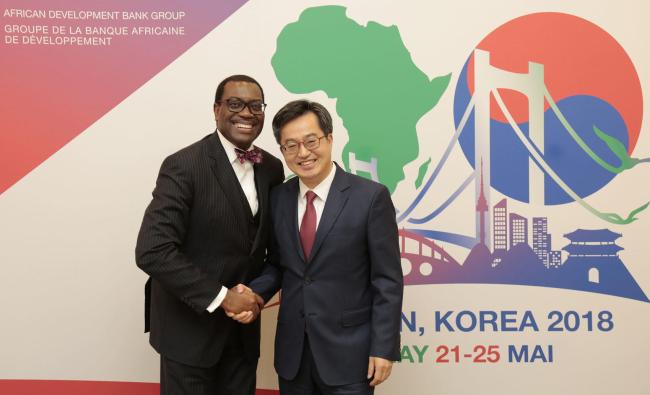 Akinwumi Ayodeji Adesina, président de la Banque africaine de Développement et Dong Yeon Kim, Vice-Premier ministre de la Corée du Sud, KOAFEC, mai 2018