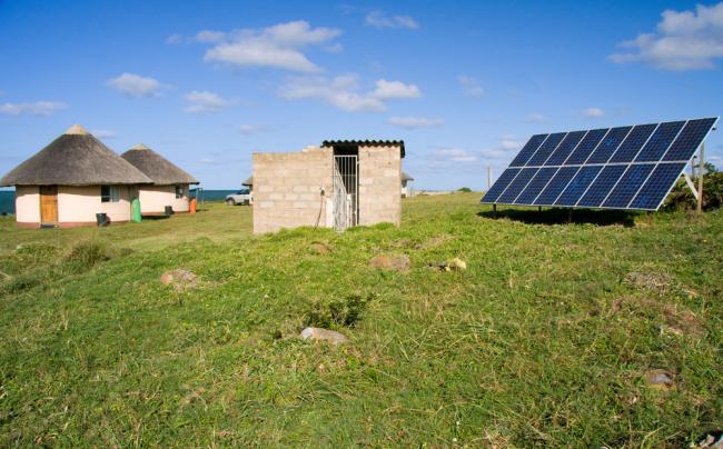 Panneaux solaire dans un village en Afrique. Shutterstock/Daleen Loest