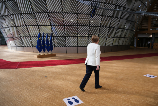 Die deutsche Bundeskanzlerin Angela Merkel trifft zum Gipfel der Staats- und Regierungschefs der Europäischen Union in Brüssel, Belgien, am 19. Juli 2020 ein.