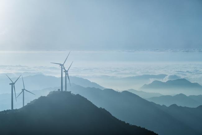 Parc éolien au sommet de la montagne Jiugong dans la province du Hubei, Chine - Shutterstock/Chuyuss