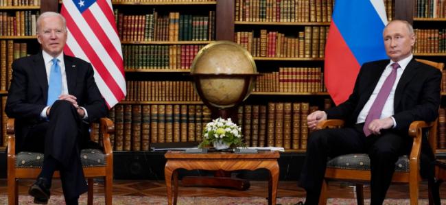 Le président américain Joe Biden rencontre le président russe Vladimir Poutine à Genève, en Suisse, le 16 juin 2021.