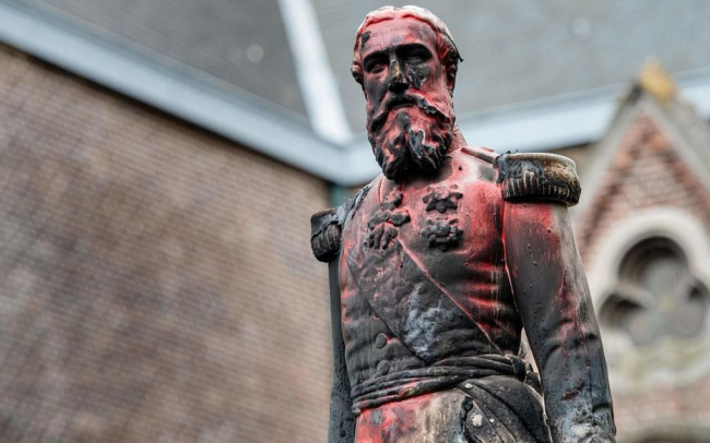leopold_ii_of_the_belgians_deteriored_statute_2020.jpg