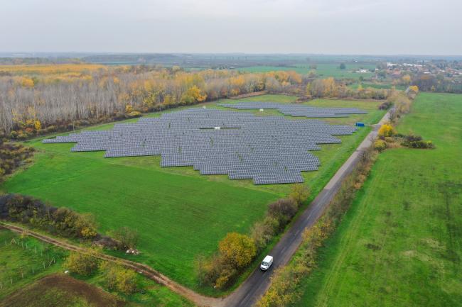 Vue aérienne d'une centrale solaire en Hongrie