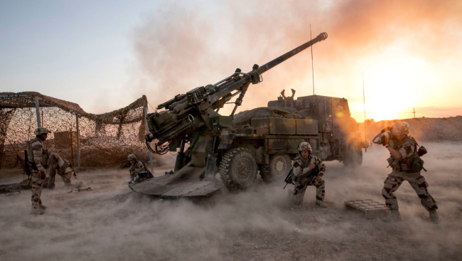 Des soldats français de la Task Force Wagram ouvrant le feu avec un CAESAR à al-Qaïm contre des positions tenues par l'État islamique en soutien aux Forces démocratiques syriennes lors de l'Offensive de Deir ez-Zor, le 16 mai 2018