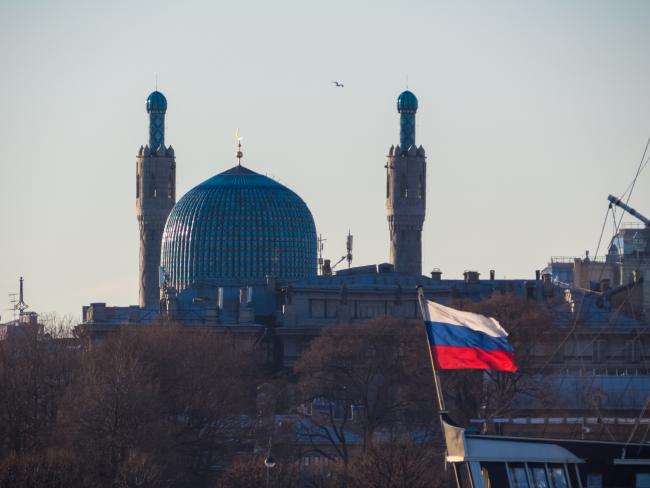 Le Drapeau russe et la Mosquée de Saint-Pétersbourg 