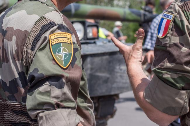 Un soldat avec un patch « eFP Battle Group » au sein des forces otaniennes en Lituanie