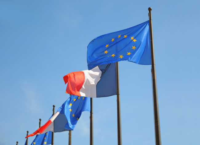 Drapeaux de l'Union européenne et de la France