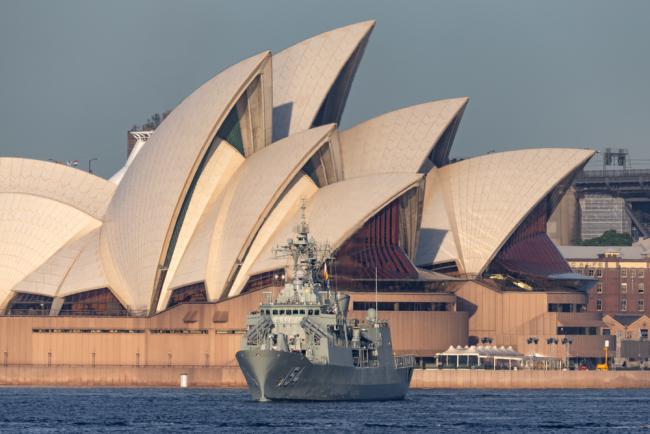 Frégate de la Royal Australian Navy dans le port de Sydney.