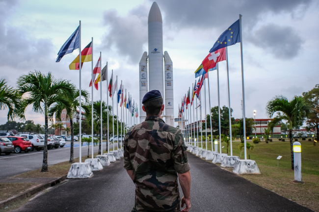 Militaire devant la fusée Ariane
