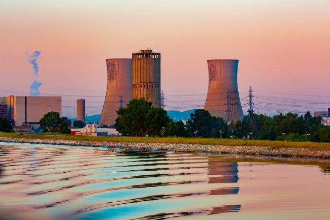 Centrale nucléaire le long du Rhône près d'Avignon, France. Bob Pool/Shutterstock