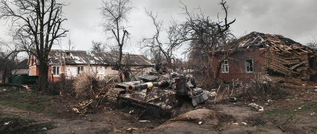 Un char ukrainien détruit encerclé par des maisons détruites dans la banlieue de Tchernihiv