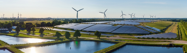 Installation écologique d'une centrale photovoltaïque et d'une éolienne située dans une décharge.