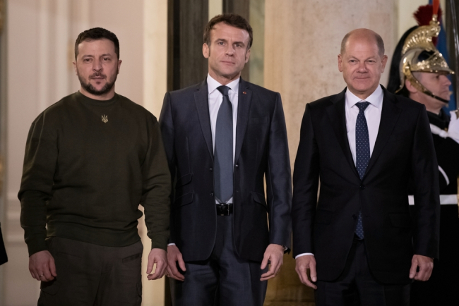 Le président français Emmanuel Macron accueille le président ukrainien Volodymyr Zelensky avec le chancelier Olaf Scholz, Palais de l'Elysée - 8 février 2023