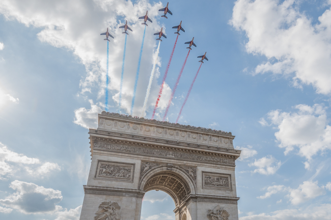 Patrouille de France au-dessus de l'Arc de Triomphe