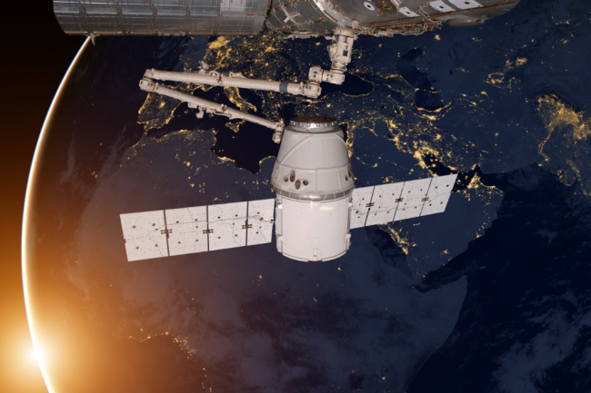 SpaceX Dragon orbitant autour de la planète Terre. Partie de cette image est fournie par la NASA