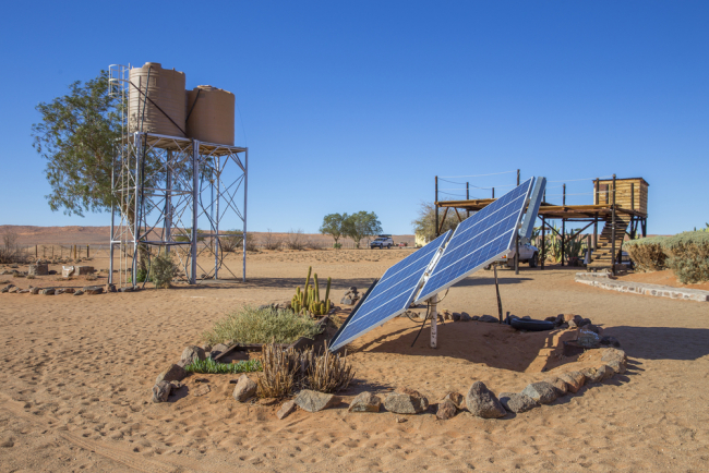 Panneau solaire dans la ferme de Gunsbewys au sud de la Namibie. - Shutterstock/Nicola Messana