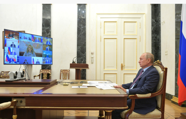Vladimir Poutine en visioconférence avec le gouvernement russe