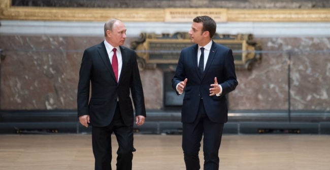 vladimir_poutine_emmanuel_macron_versailles_2017_v2.jpg