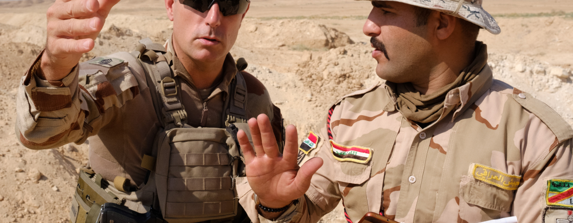 Échange entre un officier français et un officier irakien dans le cadre de l’opération Chammal
