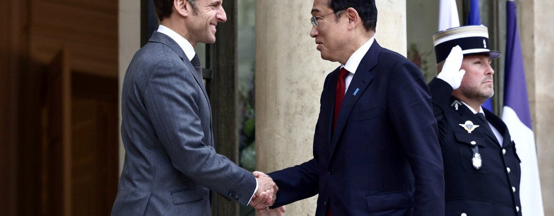 Le président Macron saluant le Premier ministre Kishida, Élysee, mai 2024 