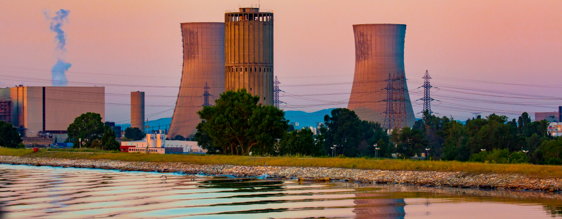 Centrale nucléaire le long du Rhône près d'Avignon, France. Bob Pool/Shutterstock