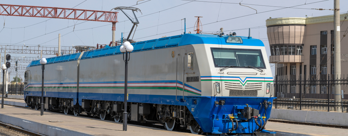 Une locomotive électrique en Ouzbékistan
