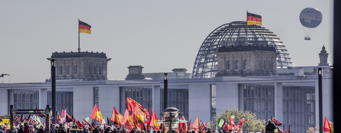 Manifestation contre le TTIP et le CETA. En arrière-plan, le dôme du Reichstag allemand. Berlin, Allemagne