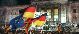Célébration de la réunification allemande à l'extérieur du bâtiment du Reichstag à Berlin dans la nuit du 3 octobre 1990.