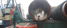 Un ouvrier apparait dans un segment du gazoduc Nord Stream - Shutterstock/John Kjorstad