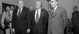 Necmettin Erbakan, président-fondateur du MSP, Süleyman Demirel, président de l’AP et Alparslan Türkeş, président-fondateur du MHP, réunis pour des pourparlers de coalition à la Grande Assemblée nationale de Turquie à Ankara le 10 juillet 1977.