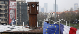 Une affiche d'Erdogan devant les drapeaux européen et français et le minaret de la mosquée de Taksim à Istanbul