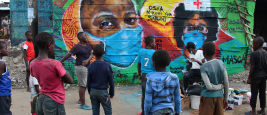 Peintures murales pour sensibiliser au COVID-19 dans le quartier informel de Mathare, à Nairobi, au Kenya, en avril 2020 