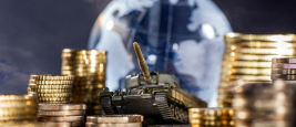 Des piles d'argent et un réservoir devant un globe symbolisant l'armement et la finance mondiale