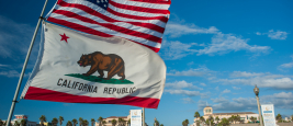 Le drapeau des États-Unis et le drapeau de l'État de Californie flottent à Huntington Beach