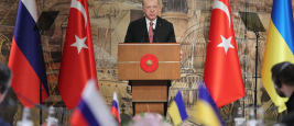 Recep Tayyip Erdogan s'adressant aux délégations russe et ukrainienne avant les négociations à Istanbul le 29 mars 2022
