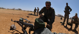 Un soldat mauritanien s'entraîne à viser lors du Flintlock 2013