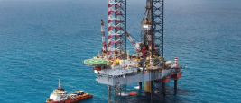Offshore oil rig drilling platform in the gulf of Thailand / Shutterstock
