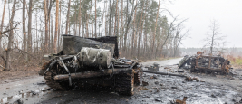 DMITRIVKA, UKRAINE - 03 avril 2022 : Chars cassés et véhicules de combat des envahisseurs russes près du village de Dmitrievka, région de Kiev.