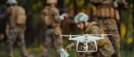 L'équipe de soldats de la guerre moderne utilise un drone pour la détection et la surveillance pendant les opérations militaires dans la foret.jpg