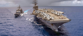 L'USS antietam 54 et l'USS Ronald Reagan 76 se ravitaillent en mer © US Navy