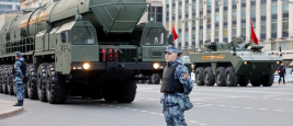 Moscou, Russie - avril 2022 : Des soldats des forces militaires russes se tenant sur fond de systèmes de missiles stratégiques