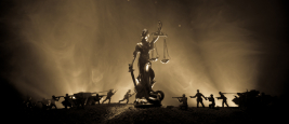 Guerre - aucun concept de justice. Silhouettes militaires, scène de combat et statue de la justice sur un fond brumeux de couleur sombre