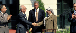 La poignée de main entre Yitzhak Rabin et Yasser Arafat, devant le président américain Bill Clinton, le 13 septembre 1993
