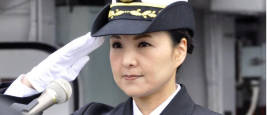 Commandant Miho Otani, première femme commandant d'un destroyer japonais. Crédits: ministère de la Défense du Japon