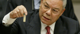Le secrétaire d'état américain Colin Powell présente aux Nations-Unis une fiole qui contiendrait de l'anthrax, le 5 février 200