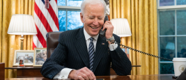 Joe Biden parle au téléphone